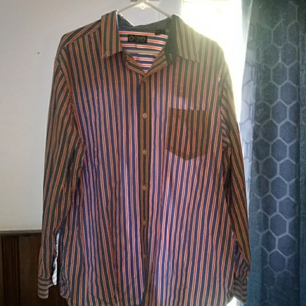 CHAPS MENS BUTTON UP SHIRT.